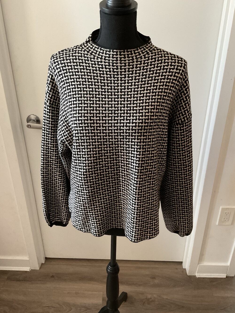 Max Studio London Micro Houndstooth Plaid Knit Pullover Sweater Black Beige SZ S